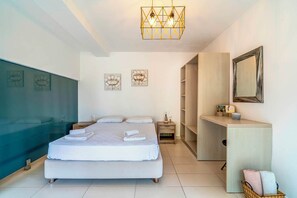 3 bedrooms, in-room safe, iron/ironing board, travel cot