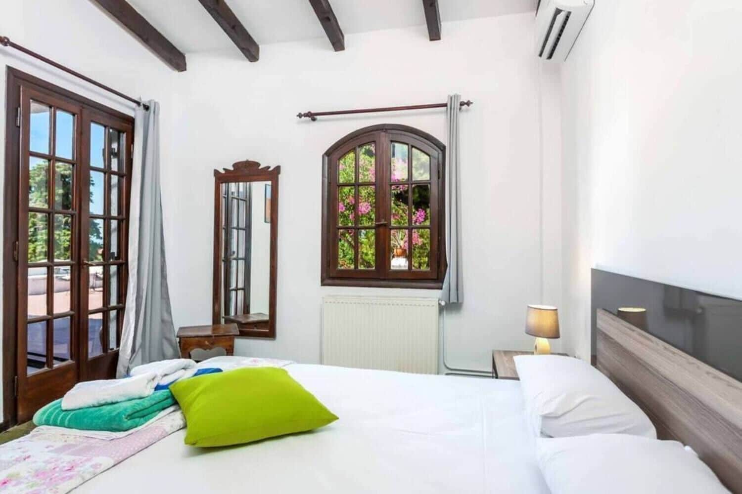 3 chambres, coffres-forts dans les chambres, fer et planche à repasser