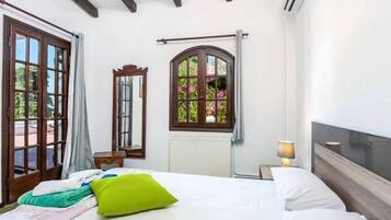 3 多间卧室、客房内保险箱、熨斗/熨衣板、旅行婴儿床