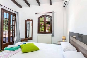 3 bedrooms, in-room safe, iron/ironing board, travel cot