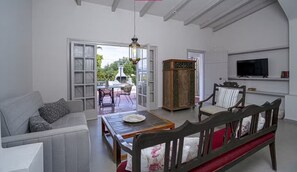 Smart TV, fireplace, DVD player