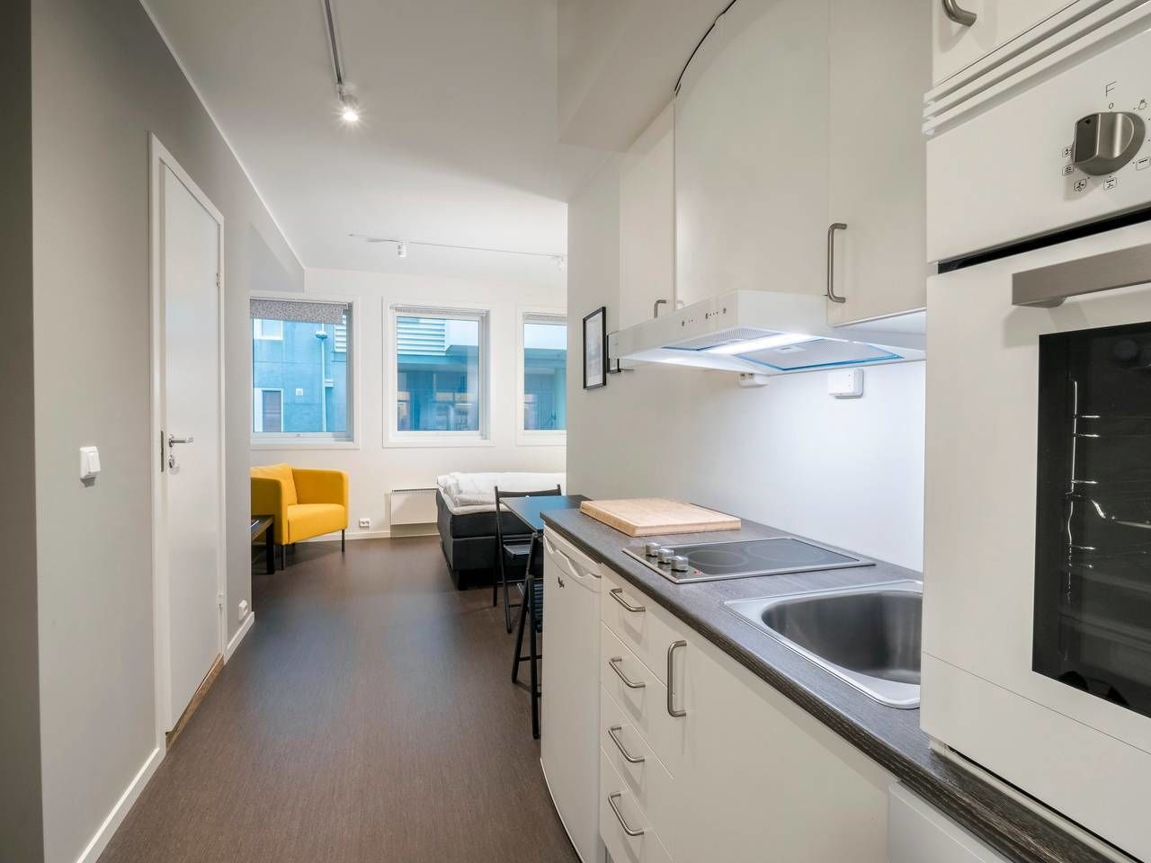 Estudio | Cocina privada | Refrigerador con congelador, horno, parrilla de estufa y lavavajillas 