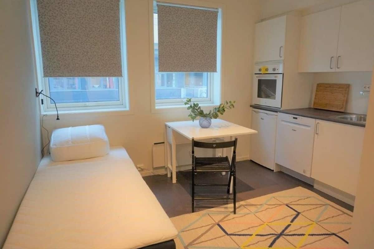 Decoración personalizada, cortinas blackout, wifi gratis y ropa de cama