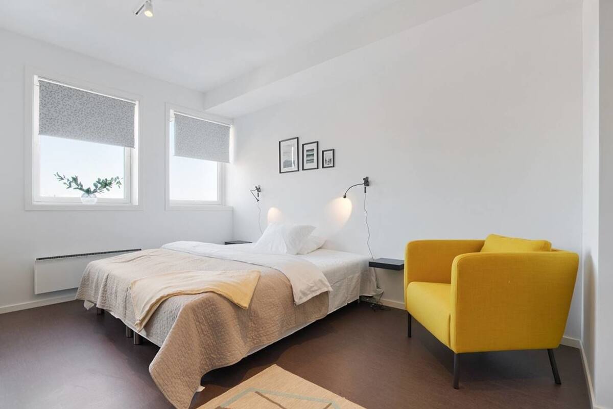 Decoración personalizada, cortinas blackout, wifi gratis y ropa de cama