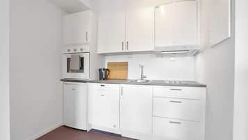 Großer Kühlschrank, Ofen, Herdplatte, Geschirrspüler