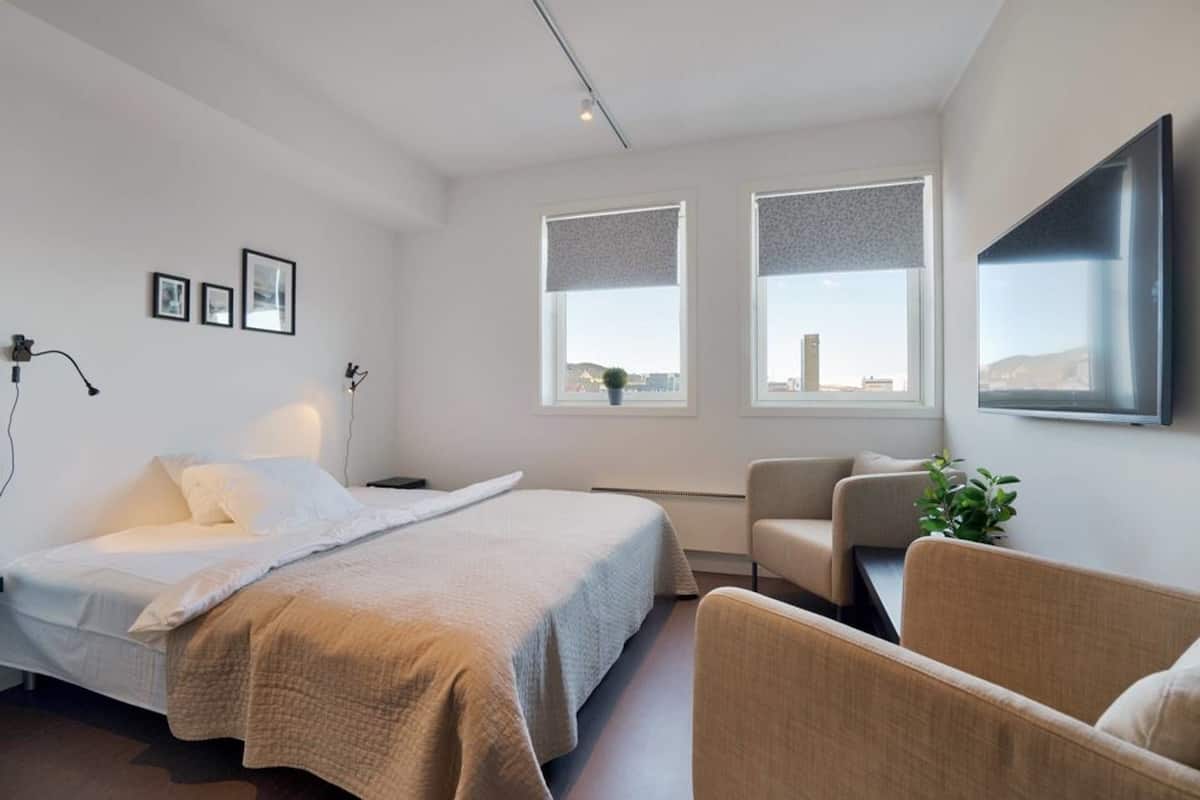 Decoración personalizada, cortinas blackout, wifi gratis y ropa de cama