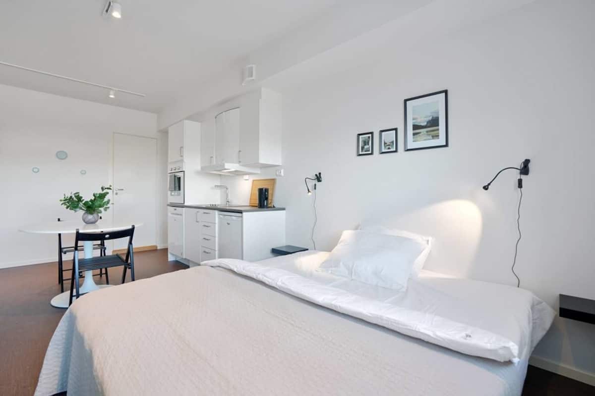 Decoración personalizada, cortinas blackout, wifi gratis y ropa de cama