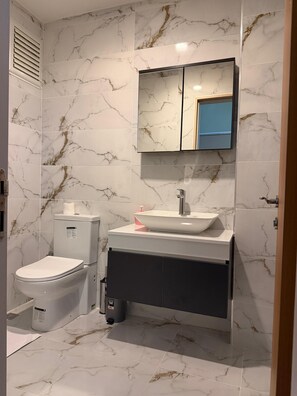 Phòng 2 giường đơn phong cách cổ điển, 2 giường đơn | Phòng tắm | Buồng tắm vòi sen, đồ dùng nhà tắm miễn phí, máy sấy tóc 