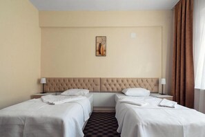Kahden hengen classic-huone (kaksi sänkyä), 2 yhden hengen sänkyä | Silitysrauta/-lauta, ilmainen Wi-Fi, pääsy pyörätuolilla
