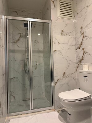 Classic Twin Room, 2 Single Beds | Bathroom | Shower, free toiletries, hair dryer, slippers - Selahaddin Eyyubi Uygulama Oteli (Istanbul)
