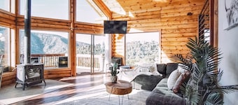 Log Cabin med panoramaudsigt over fyrretræerne