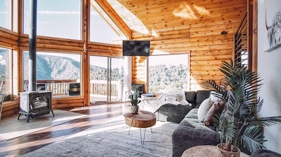 Log Cabin With Panoramic Views Of The Pines
