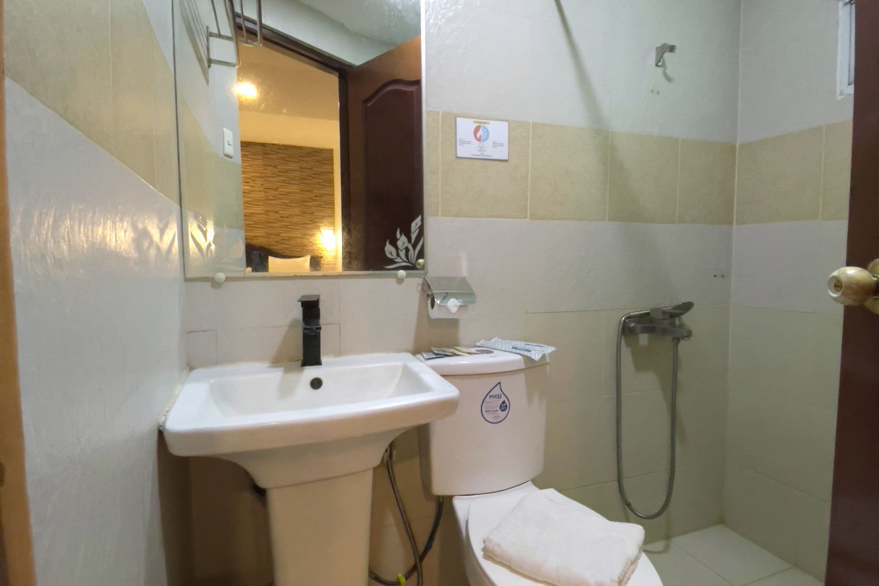 Quarto luxo | Banheiro | Chuveiro, produtos de toalete grátis, toalhas de banho 