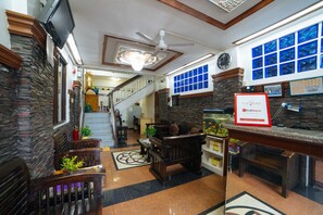 Reception - RedDoorz @ Palanan Makati 2 (Makati)