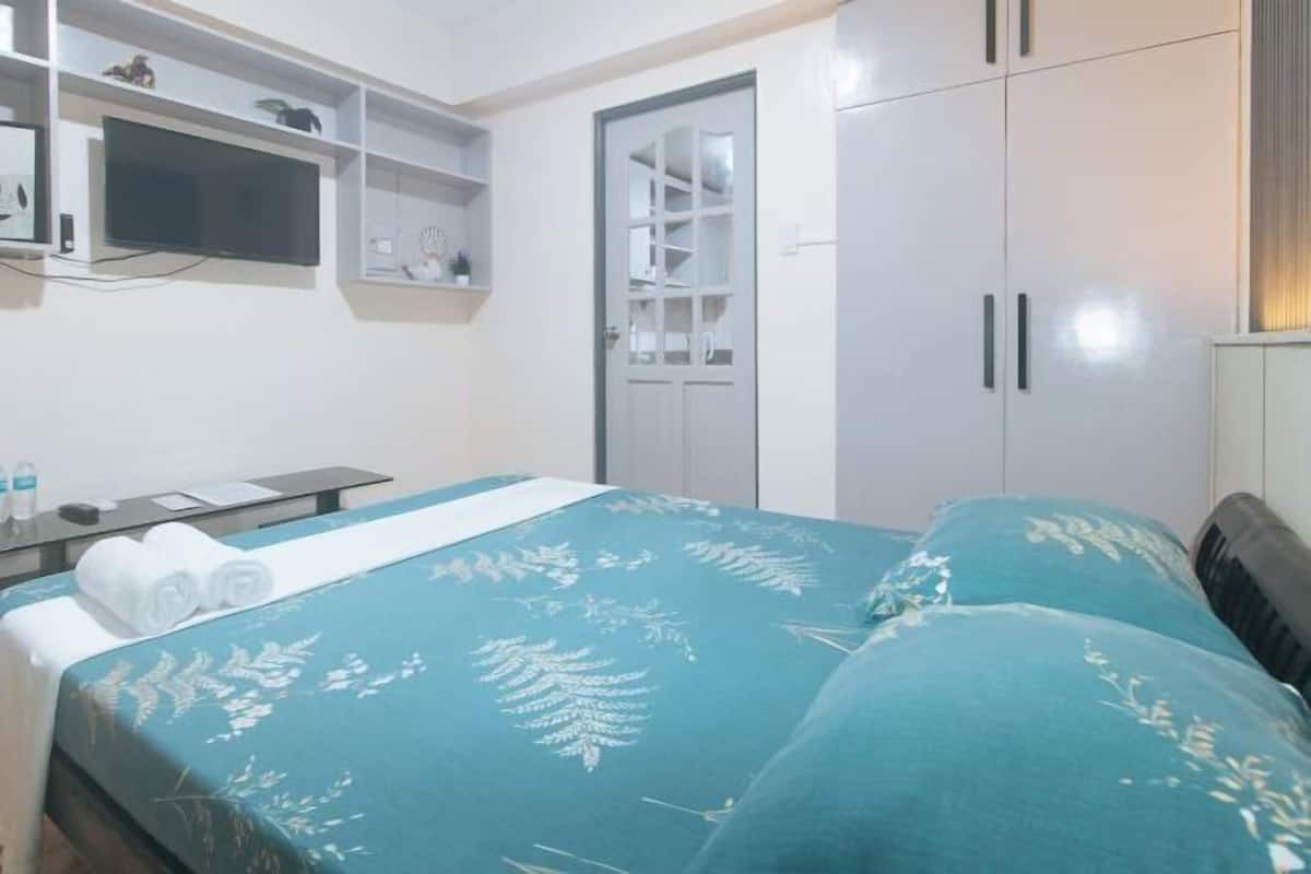 Desk, free WiFi, bed sheets