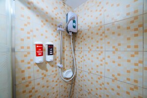 Room | Bathroom | Shower, free toiletries, towels - RedDoorz @ Palanan Makati 2 (Makati)