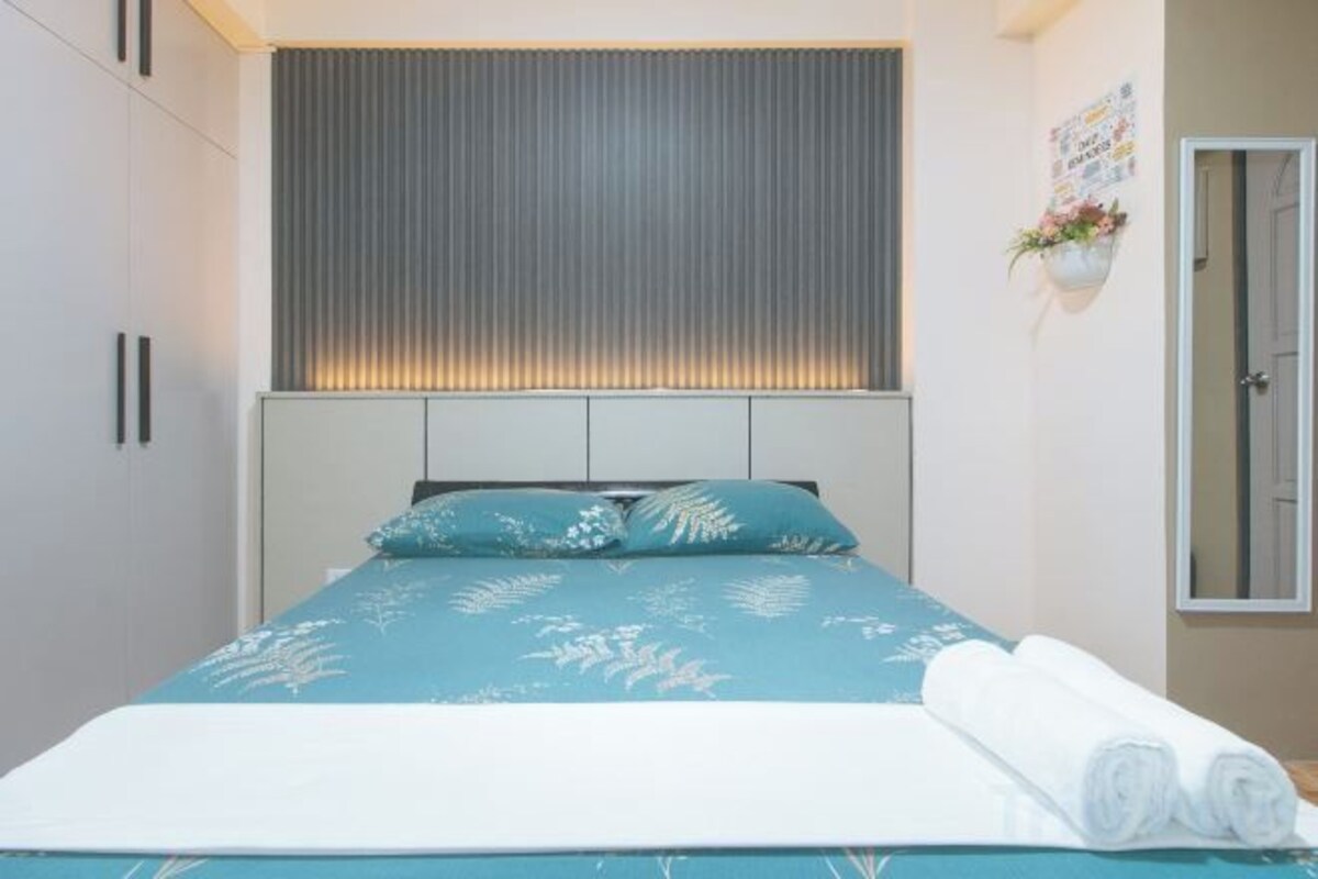 Desk, WiFi (free), bed sheets