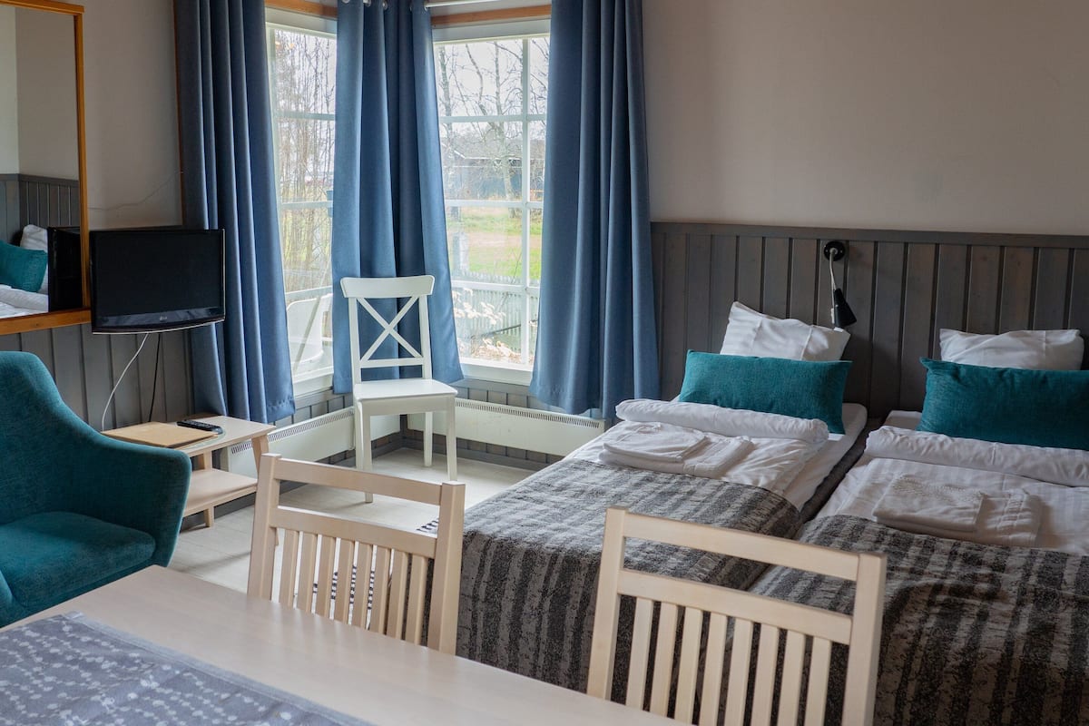 1 bedroom, soundproofing, cribs/infant beds, bed sheets