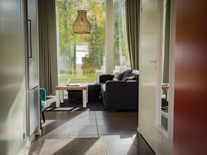 Flat-screen TV, fireplace, heated floors