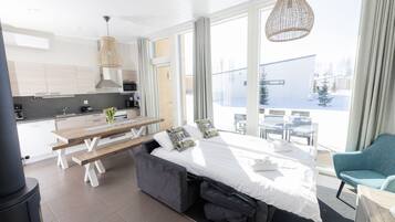 Deluxe-huvila, 2 makuuhuonetta, sauna | Oleskelualue | Taulutelevisio, takka, lämmitetyt lattiat