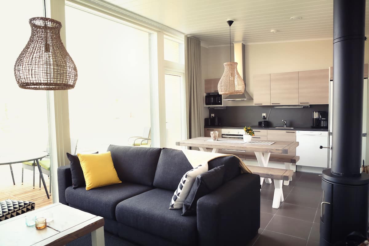 Téléviseur à écran plat, foyer, planchers chauffants