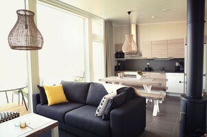 Flat-screen TV, fireplace, heated floors