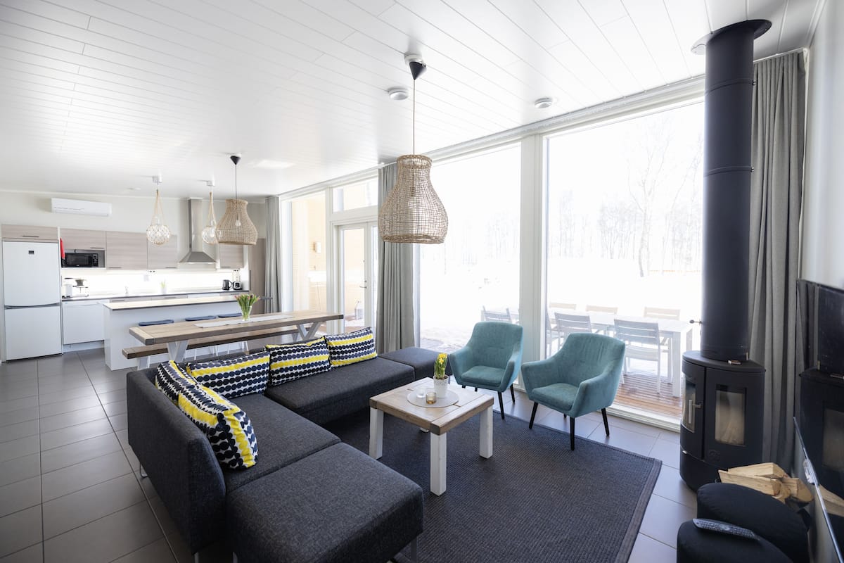 Villa Deluxe, 3 chambres, accessible aux personnes à mobilité réduite, en face de la plage | Aire de séjour | Téléviseur à écran plat, foyer, planchers chauffants