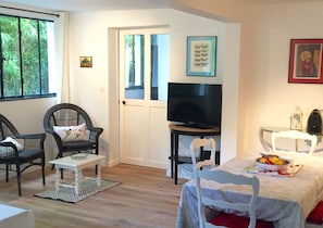 Doppelzimmer, Nichtraucher | Wohnbereich | Flachbildfernseher