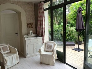 Loire Valley Double Room | Room amenity - Loire Valley Medieval Getaway (Rochecorbon)