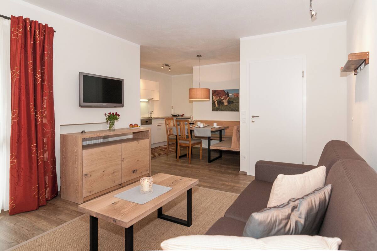 Freihaus | Living area | 50-inch Smart TV with satellite channels