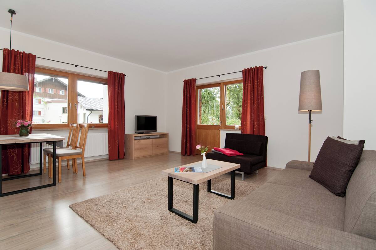 Gschwänd | Living area | 50-inch Smart TV with satellite channels