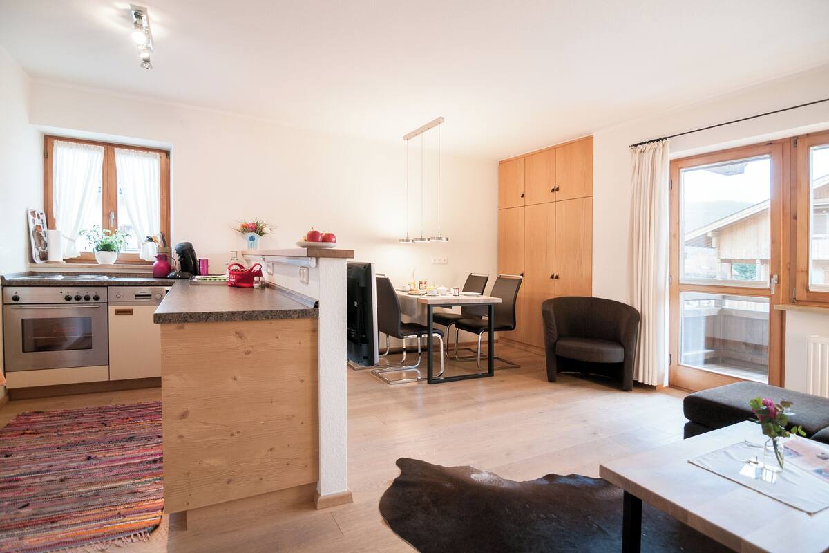 Abwinkl | Living area | 50-inch Smart TV with satellite channels