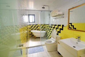 Deluxe Quadruple Room, Balcony, Ocean View (302) | Bilik Mandi | Pengering rambut, selipar, bidet elektronik, tuala disediakan 