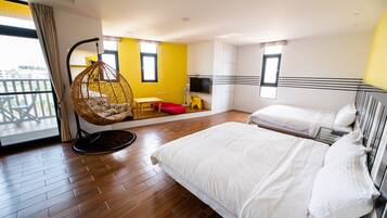 Deluxe-herbergi fyrir fjóra - svalir - útsýni yfir hafið (302) | Skrifborð, myrkratjöld/-gardínur, ókeypis þráðlaus nettenging, rúmföt