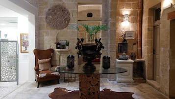 Kamer (Large (DINGLI) | Woonruimte | Een 29-inch flatscreentelevisie met kabelzenders en een televisie