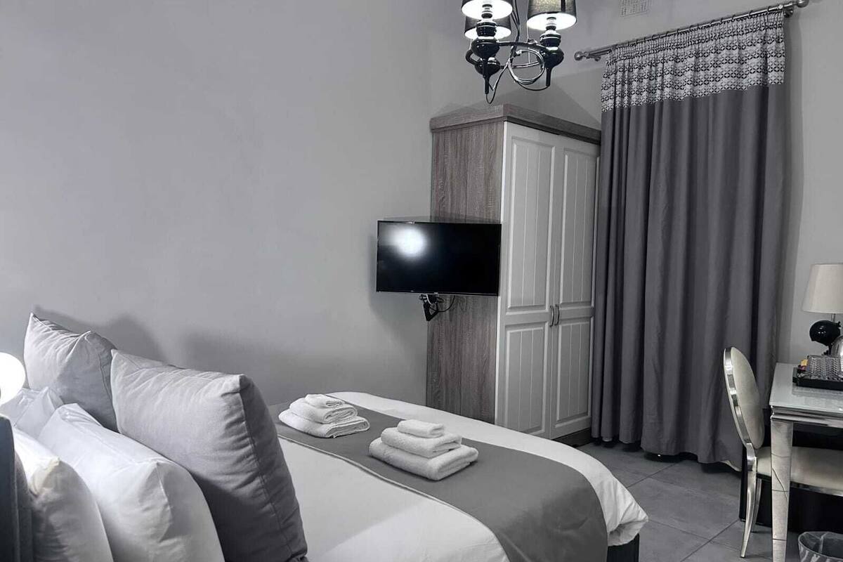 雙人房 (Mdina) | 房內夾萬、手提電腦工作空間、遮光窗簾/窗簾、熨斗/熨衫板