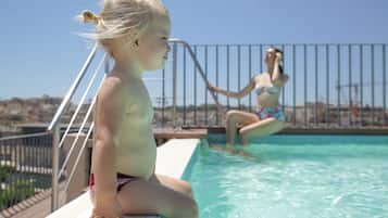 Piscina all'aperto, lettini