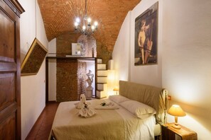 3 bedrooms, in-room safe, desk, soundproofing - SUITE with a secret historical crypt in Florence Ponte Vecchio (Firenze)