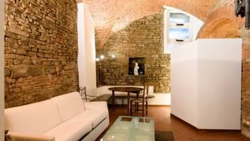 Fernseher, DVD-Player, Bücher, Videothek