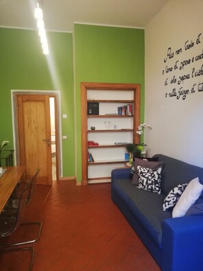 TV, DVD-spiller, bøker og filmbibliotek