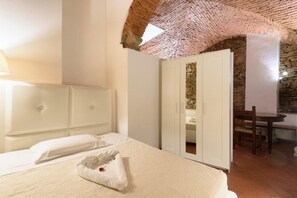3 bedrooms, in-room safe, desk, soundproofing - SUITE with a secret historical crypt in Florence Ponte Vecchio (Firenze)