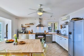 Fridge, microwave, oven, stovetop - Esprit du Sud Entre Citron et Lemon (les issambres)