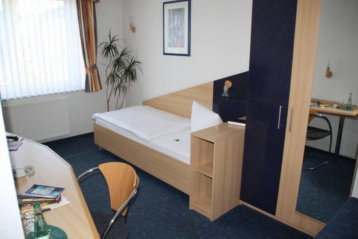 Single Room, 1 Twin Bed, Non Smoking | Desk, blackout drapes, rollaway beds, free WiFi