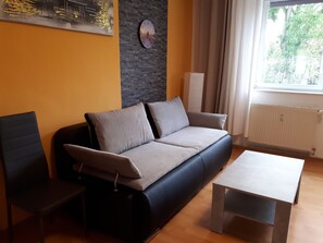 ดีลักซ์อพาร์ทเมนท์ | บริเวณนั่งเล่น | ทีวีจอแบน, เครื่องเล่นดีวีดี