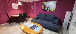 อพาร์ทเมนท์, 1 ห้องนอน, ปลอดบุหรี่ | บริเวณนั่งเล่น | ทีวีจอแบน, เครื่องเล่นดีวีดี