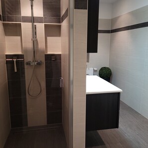 Duplex exclusivo, 2 quartos, para não fumantes, 2 banheiros | Banheiro | Produtos de toalete grátis, secador de cabelo, toalhas de banho 