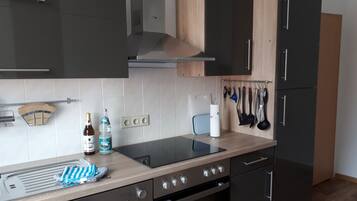 Deluxe Apartment | Private kitchen | Full-sized fridge, microwave, stovetop, electric kettle