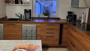 Dupleks Eksklusif, 2 kamar tidur, Bebas Asap Rokok, 2 kamar mandi | Dapur pribadi | Lemari es besar, microwave, kompor, dan ketel listrik