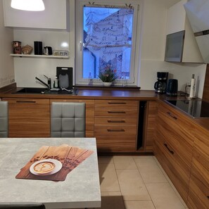 Exclusive Duplex, 2 Bedrooms, Non Smoking, 2 Bathrooms | Private kitchen | Full-size fridge, microwave, stovetop, electric kettle - vor den Toren Dresdens (Radeberg)