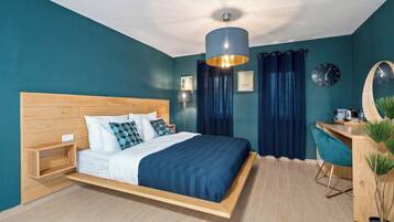 Un dormitorio moderno con una cama de madera, un escritorio y una silla.